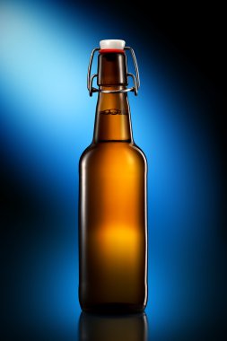 En iyi siyah arka plan üzerine izole light bira şişe salıncak