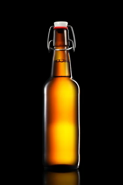 Balançar garrafa superior de cerveja leve isolado no fundo preto — Fotografia de Stock