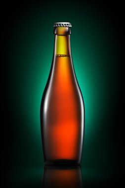 Bira veya yeşil arka plan üzerinde izole elma şarabı şişe