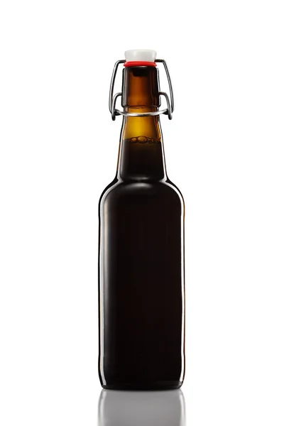 Качели верхняя бутылка темного пива изолированы на белом фоне — стоковое фото