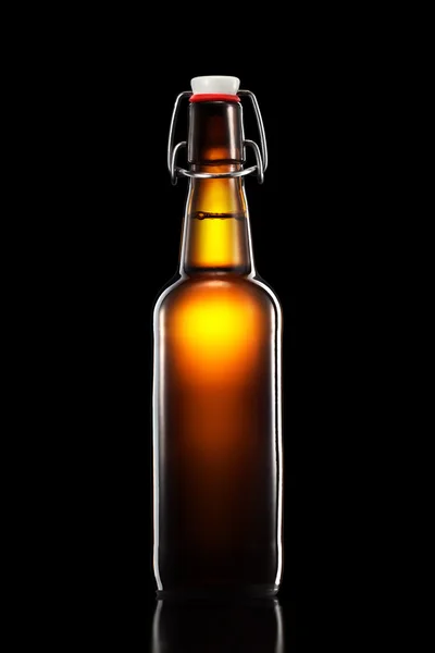 Swing botella superior de cerveza ligera aislada sobre fondo negro — Foto de Stock