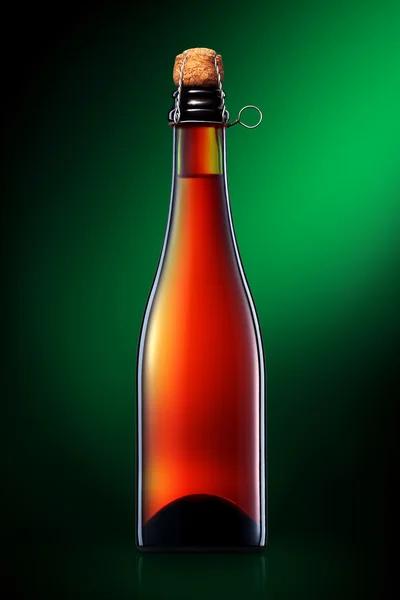 Flasche Bier, Apfelwein oder Champagner isoliert auf schwarzem Hintergrund — Stockfoto