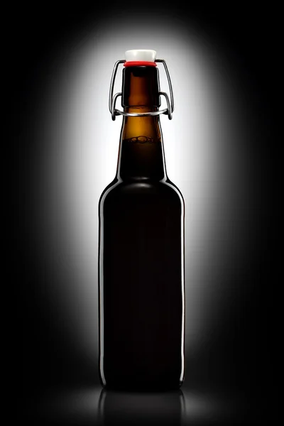 Качели верхняя бутылка светлого пива изолированы на черном фоне — стоковое фото