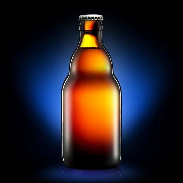 Butelka piwa lub cydru na białym tle na ciemnym niebieskim tle — Zdjęcie stockowe