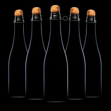 Siyah arka plan üzerine izole bira şişeleri kümesi