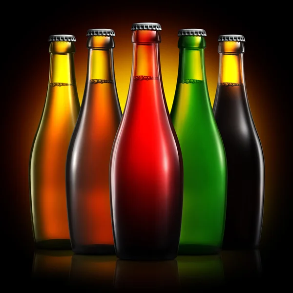 Set de botellas de cerveza aisladas sobre fondo negro — Foto de Stock