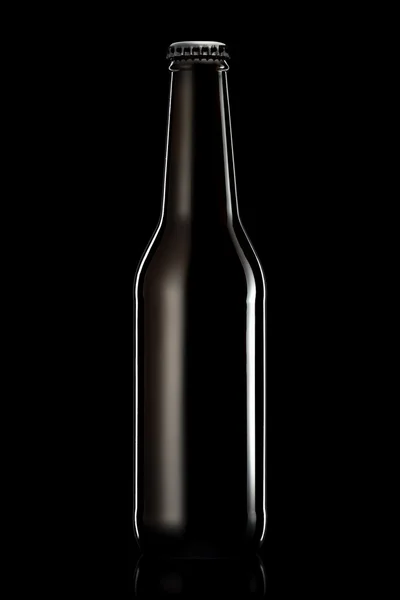 Garrafa de cerveja ou cidra isolada sobre fundo preto — Fotografia de Stock