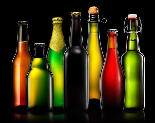 Набір пляшок пива ізольовані на чорному тлі — стокове фото