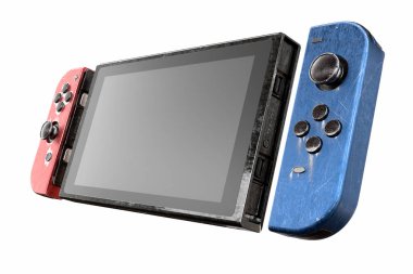 Dokunmatik ekrana beyaz arkaplanda izole edilmiş çiziklerle iliştirilmiş kavramsal video oyun denetleyicileri. Sanal spor sert oyun ve e-spor turnuva konseptinin 3 boyutlu yorumlanması