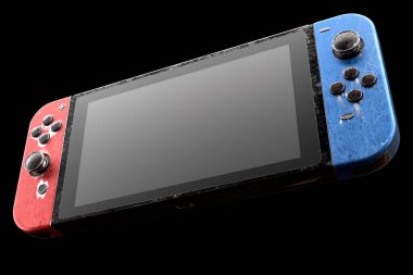 Siyah arkaplanda izole çizikler olan dokunmatik ekrana iliştirilmiş kavramsal video oyun denetleyicileri. Sanal spor sert oyun ve e-spor turnuva konseptinin 3 boyutlu yorumlanması