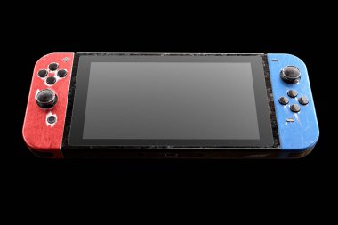 Siyah arkaplanda izole çizikler olan dokunmatik ekrana iliştirilmiş kavramsal video oyun denetleyicileri. Sanal spor sert oyun ve e-spor turnuva konseptinin 3 boyutlu yorumlanması