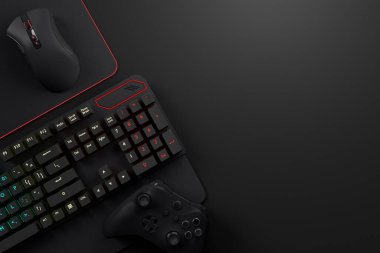 Oyun alanının üst görüntüsü ve fare, klavye, siyah masa arkasındaki joystick gibi teçhizatlar. Canlı yayın konsepti için aksesuarların 3D yorumlaması