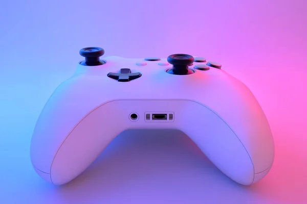 Realistische Video Game Controller Neon Lichten Witte Tafel Achtergrond Weergave — Stockfoto