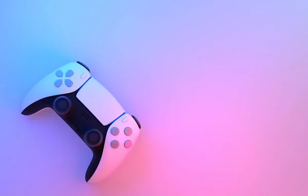 Realistischer Videospielcontroller Neonlicht Auf Weißem Tischhintergrund Rendering Von Streaming Ausrüstung — Stockfoto