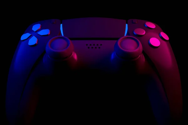 Siyah siyah arka planda neon ışıkları içinde gerçekçi bir video oyunu denetleyicisi. Akış teçhizatı ve sanal gerçeklik kavramının 3 boyutlu yorumlanması