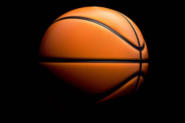 Siyah zemin üzerinde izole edilmiş basketbol topu