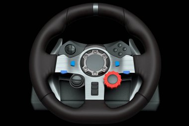 Siyah arka planda izole edilmiş gerçekçi deri direksiyon..