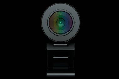 Web kamerası çevrimiçi görüntülü konuşma ve siyah arkaplan konferansı için beklemede.