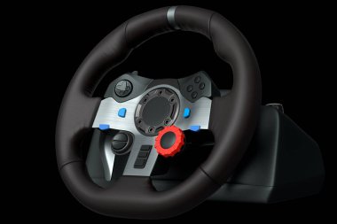 Siyah arka planda izole edilmiş gerçekçi deri direksiyon..