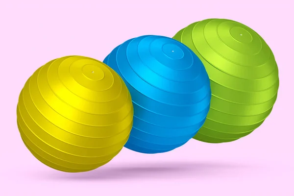 Balón de fitball multicolor o pelota de fitness para ejercicios de yoga aislado de fondo rosa —  Fotos de Stock