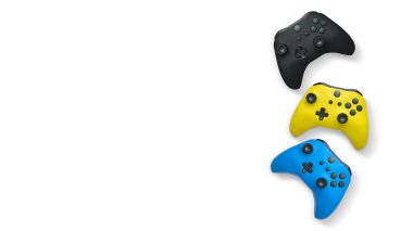 Havada uçan kablosuz oyun kontrolörleri kırpma yolu ile beyaz arka planda izole edilmiş, oyun teknolojisi konseptini sembolize ediyor.