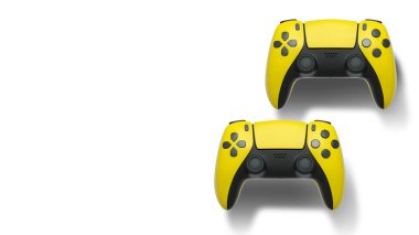 Havada uçan kablosuz oyun kontrolörleri kırpma yolu ile beyaz arka planda izole edilmiş, oyun teknolojisi konseptini sembolize ediyor.