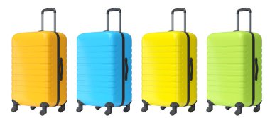 Beyaz arka planda yaz tatili için plaj aksesuarları olan valizler. Yaz tatili konsepti ve tatillerinin 3 boyutlu canlandırması