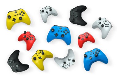 Havada uçan kablosuz oyun kontrolörleri kırpma yolu ile beyaz arka planda izole edilmiş, oyun teknolojisi konseptini sembolize ediyor.