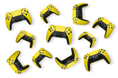 Havada uçan kablosuz oyun kontrolörleri kırpma yolu ile beyaz arka planda izole edilmiş, oyun teknolojisi konseptini sembolize ediyor.