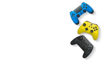 Havada uçan kablosuz oyun kontrolörleri kırpma yolu ile beyaz arka planda izole edilmiş, oyun teknolojisi konseptini sembolize ediyor.