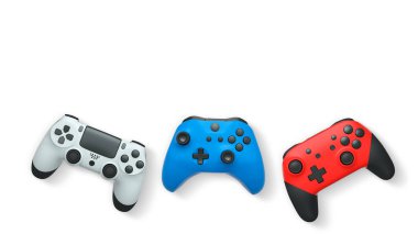 Havada uçan kablosuz oyun kontrolörleri kırpma yolu ile beyaz arka planda izole edilmiş, oyun teknolojisi konseptini sembolize ediyor.