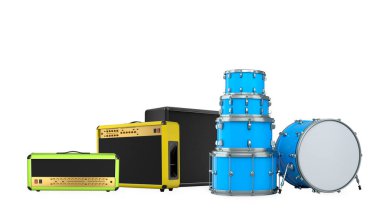 Çoklu tomlar ve tuzaklarla donatılmış, eşleşen amplifikatörlerle eşleştirilmiş, beyaz arkaplanda izole edilmiş davul seti..