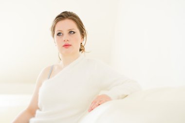 Beyaz kanepe güzel genç kadın