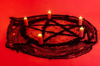 Mistik ve esrarengiz sembolleri temsil eden kırmızı ve siyah pentagramlar. Maneviyat, sihir ve okült ile bağlantılı. Karşıt renkler güçlü ve sembolik bir görsel yaratıyor. Gizem, eski din ve ruhanilik temaları için ideal.