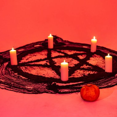 Mistik ve esrarengiz sembolleri temsil eden kırmızı ve siyah pentagramlar. Maneviyat, sihir ve okült ile bağlantılı. Karşıt renkler güçlü ve sembolik bir görsel yaratıyor. Gizem, eski din ve ruhanilik temaları için ideal.