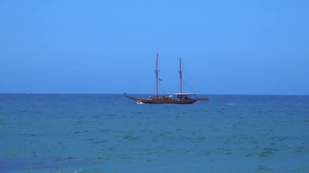 Barco pirata en el mar 2. 4K — Vídeo de stock