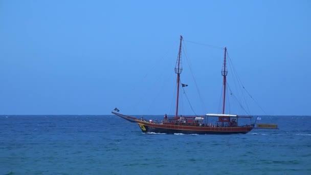 Barco pirata en el mar 3. 4K — Vídeo de stock