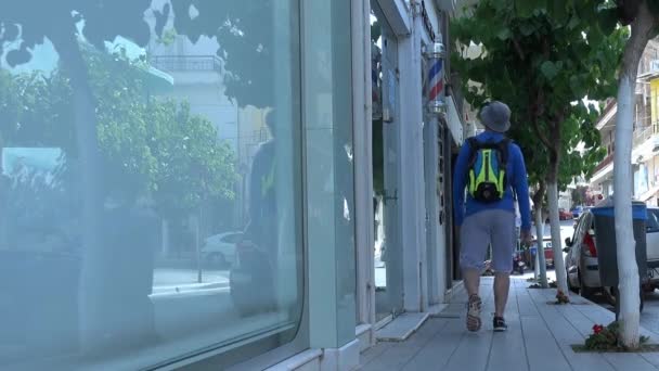 Homem caminha pela cidade — Vídeo de Stock