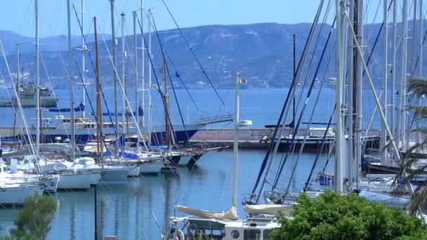 Utsikt över bukten med yachter (panorama) — Stockvideo