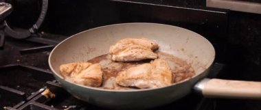 Tavada pişirilmiş salamura tavuk filetosu.