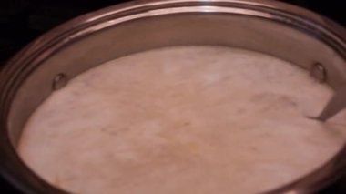 Köy ocağında haşlanmış taze makarna.