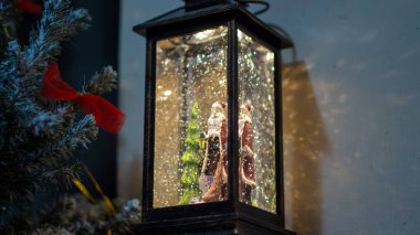 Noel ağacına süslerle, Noel Baba 'yla tatil süslemeleriyle yakın.