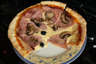 Jambon, zeytin ve mantarlı taze ev yapımı pizza.