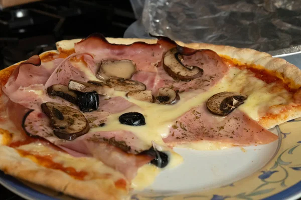 Jambon, zeytin ve mantarlı taze ev yapımı pizza.