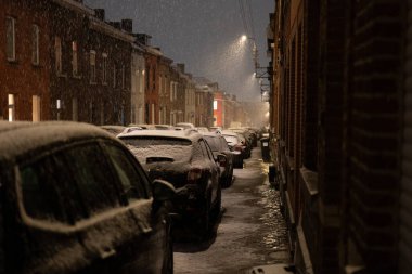 02-15-2026 'da güneşli bir günün ardından Liege, Belçika' da beklenmedik kar yağışı