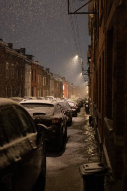 02-15-2026 'da güneşli bir günün ardından Liege, Belçika' da beklenmedik kar yağışı