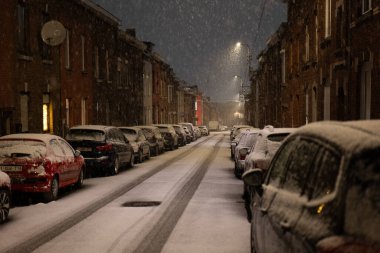 02-15-2026 'da güneşli bir günün ardından Liege, Belçika' da beklenmedik kar yağışı