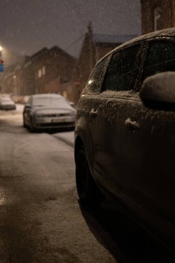 02-15-2026 'da güneşli bir günün ardından Liege, Belçika' da beklenmedik kar yağışı