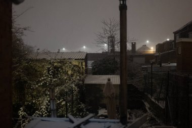 02-15-2026 'da güneşli bir günün ardından Liege, Belçika' da beklenmedik kar yağışı