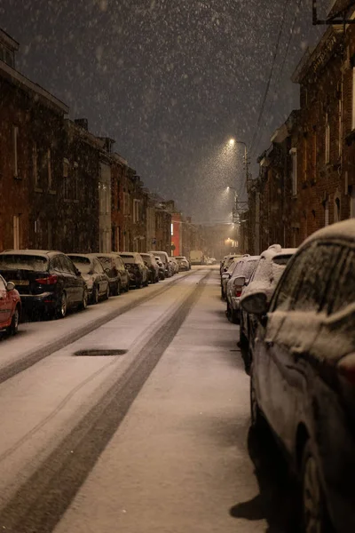 02-15-2026 'da güneşli bir günün ardından Liege, Belçika' da beklenmedik kar yağışı